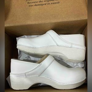 Dansko, women’s size 39 professional clog- slip on white! Great arch support